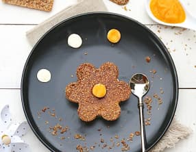 Fleur de nougatine aux graines de sésame sur mille feuilles pannacotta vanille et mangue