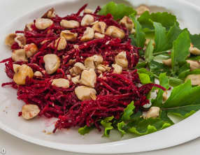 Salade de betterave crue aux noisettes