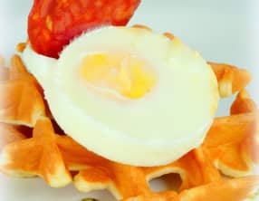 Oeufs muffins, pesto et chorizo