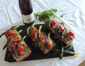 Tartines aux rillettes, asperges et tomates rôties.