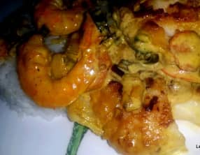 Filet de merlan à la crème sur lit de poireaux et de carottes