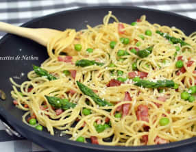 Poêlée de spaghettis au lardons, petits pois et asperges vertes