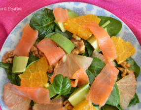 Salade d’épinards aux deux agrumes, truite fumée et noix caramélisées