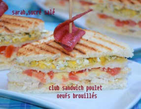 Club sandwich poulet et oeufs brouillés