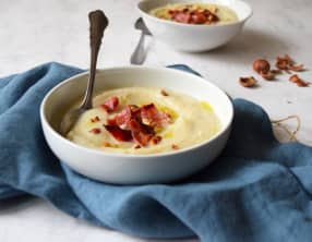 Crème de chou-fleur, chips de bacon croustillantes et huile de truffe noire