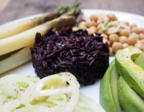 Riz noir, salade de fenouil, asperges, pois chiche et avocat