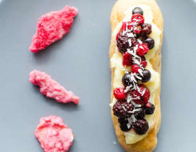 Eclairs aux fruits rouges et à la noix de coco