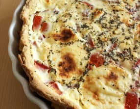 Quiche aux tomates fraîches, fromage de chèvre et basilic