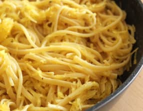 Chair de courge spaghetti poêlée