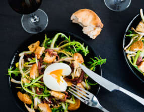 Salade de pissenlits d’Alsace, lardons de magret fumé, oeuf mollet