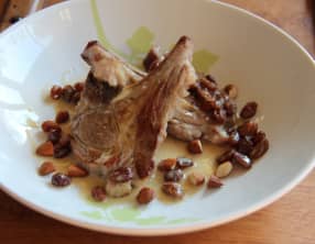 Côtelettes d’agneau sauce miel, amandes et raisins secs