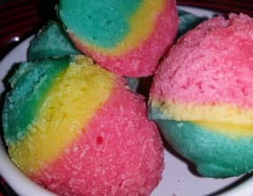 Gateaux tricolores dans des œufs de Pâques