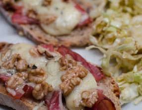 Tartine au Roquefort et à la noix de jambon fumé
