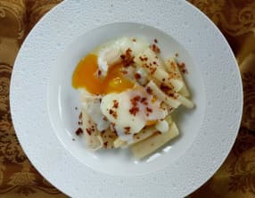 Salsifis à la truffe et oeuf parfait, crumble de parmesan