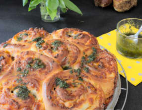 La brioche roulée au pesto rosso et son huile d'olive au basilic