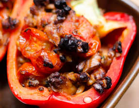 Poivrons farcis aux tomates cerises et aux noix