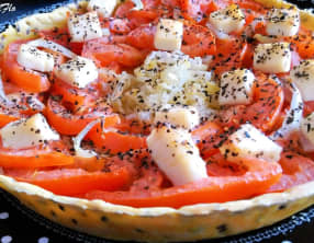 Tarte à la tomate sur pâte brisée au fromage blanc curry et graines de lin