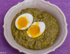 Choux verts aux oeufs mollets