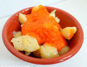 Tapas : Patatas bravas ou pommes de terre à la sauce épicée aux poivrons