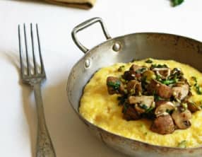 Polenta très moelleuse à l’amande et poêlée de champignons