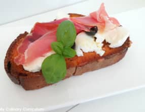 Tapas de pain grillé à l'ail, tomate et jambon espagnol