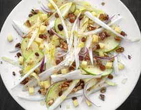 Salade d'endives, granny, raisins secs, noix et Comté