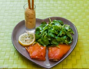 Truite fumée garnie à la purée de pois chiche