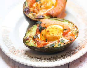 Avocats aux œufs et saumon fumé