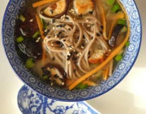 Bouillon de miso blanc aux algues et aux nouilles soba