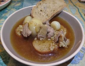 Mouton Mitonné, dans une soupe de bière et d'oignons