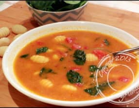 Bouillon aux gnocchi et au pesto