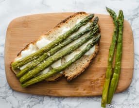 Bruschetta d'asperges et mozzarella