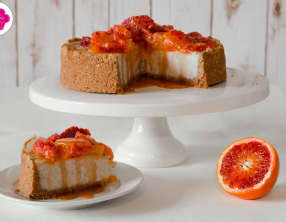 Cheesecake à la vanille avec des oranges sanguines et du caramel
