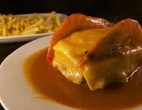 Francesinha aux crevettes et morue