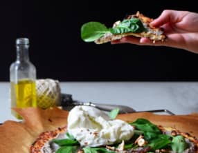 Pizza de chou-fleur, crème de champignons à la truffe, Burrata crémeuse