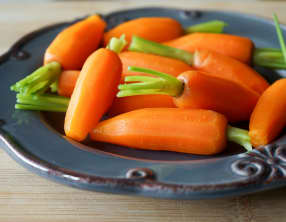Présenter et cuire des carottes primeur