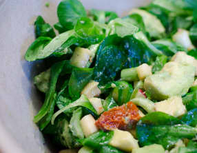 Salade de mâche à l'avocat et à la pomme