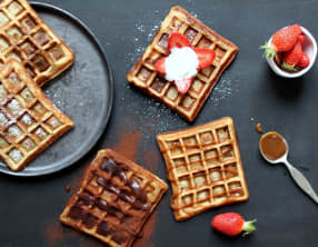 Gaufres et toppings choco-coco, caramel ou fraises à la crème