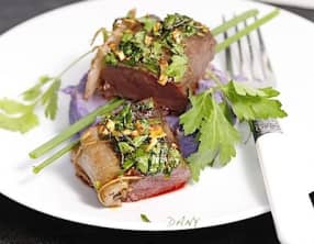 Filet de boeuf cuit lentement aux herbes et à l'ail