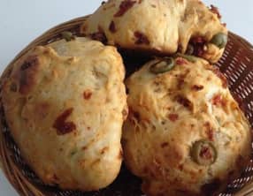 Pain aux olives et tomates confites