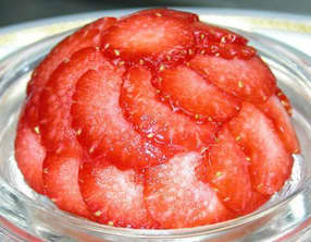 Dôme au fromage blanc à la vanille, fruits confits, fraises