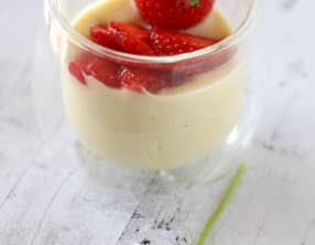 Verrines de crème à la vanille et fraises