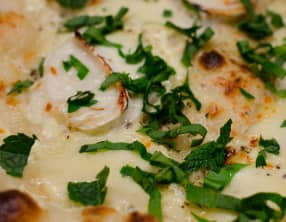 Pizza à l'ail des ours, au chèvre et à la menthe