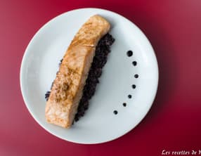 Pavé de saumon mariné accompagné de riz noir à la coco