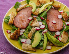 Salade d'épinards à l'avocat et au bacon