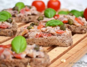 Tartines aux rillettes de maquereau fumé, tomates et câpres