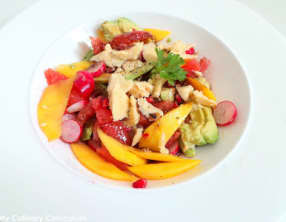 Salade de pomelos, avocats, grenade, mangue radis et cheddar fumé