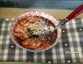 Smoothie bowl frozen banana ,fraises topping coco praliné
