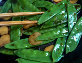 Kinpira de pois gourmands et de navets nouveau