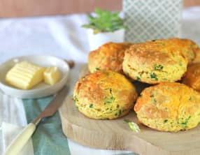 Scones à l’ail des ours et au cheddar